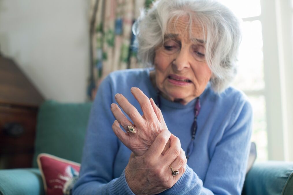 artroza stawów rąk u starszej kobiety