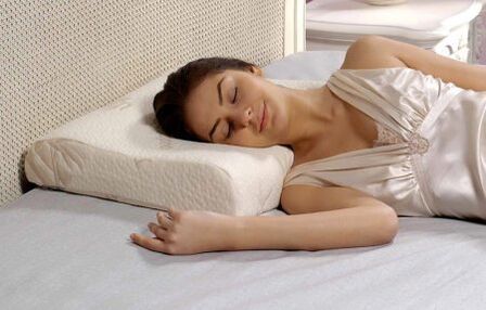 spanie na poduszce ortopedycznej z osteochondrozą szyjki macicy