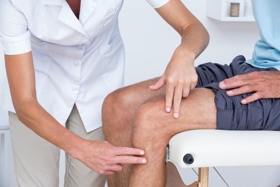 Badanie przez lekarza w celu zdiagnozowania artrozy stawu kolanowego